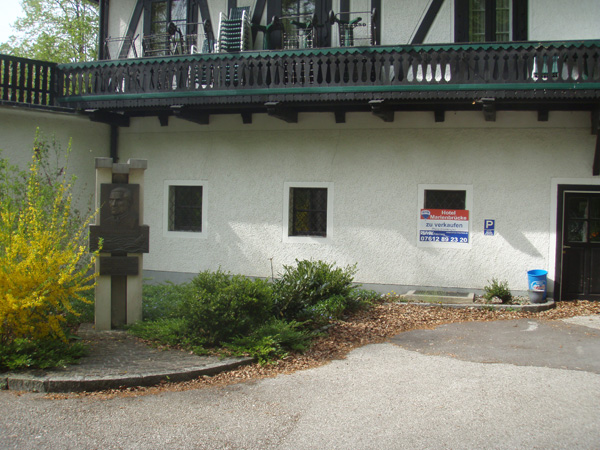 Ein trauriges Bild, das Waldhotel Marienbrücke ist zum Verkauf ausgeschrieben. 