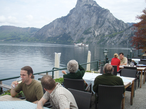 Das Hotel liegt direkt am Traunsee und ist perfekt geeignet auch für nichtfischende Begleitpersonen.